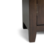Meuble TV contemporain WYNDENHALL Essex en bois massif, 183 cm de large, pour téléviseurs jusqu'à 203 cm (80 pouces).