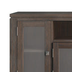Meuble TV contemporain WYNDENHALL Essex en bois massif, 183 cm de large, pour téléviseurs jusqu'à 203 cm (80 pouces).
