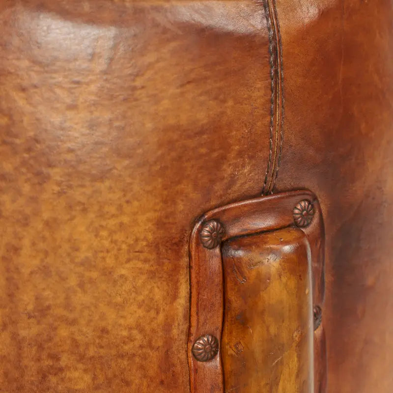 Tabouret en bois de teck marron, recouvert de cuir et fabriqué à la main, avec pieds en bois - Roche River Decor