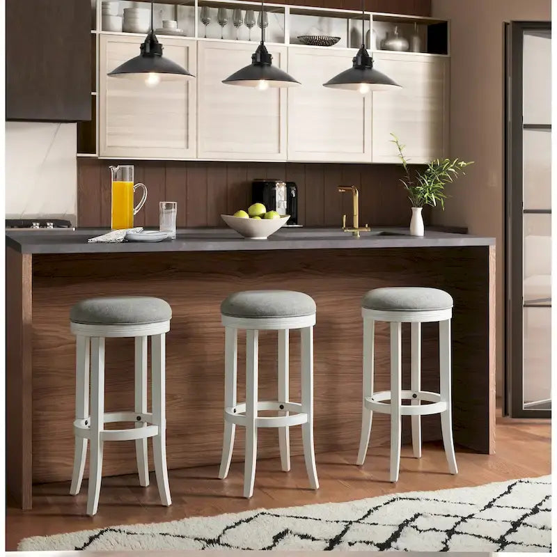 Tabouret de bar pivotant sans dossier Avery en bois blanc de New Ridge Home Goods, assise en tissu gris