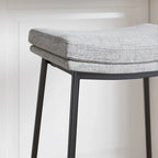 Tabouret de bar de cuisine moderne sans dossier Nathan James Arlo, avec assise en selle et piètement en métal