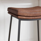 Tabouret de bar de cuisine moderne sans dossier Nathan James Arlo, avec assise en selle et piètement en métal