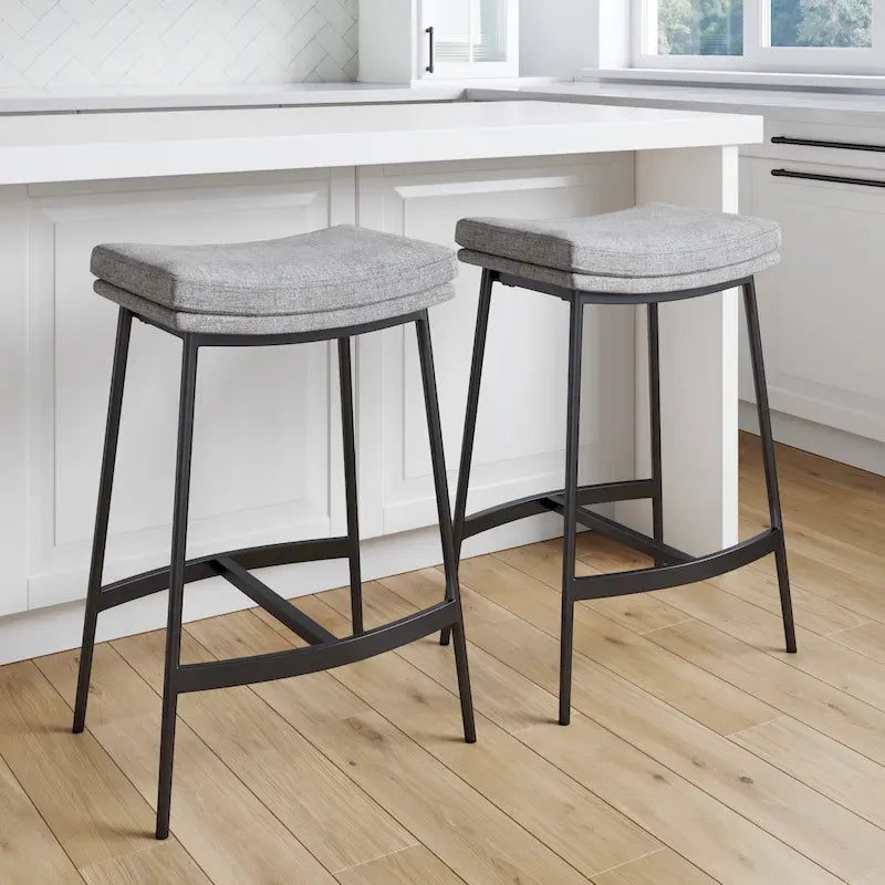 Tabouret de bar de cuisine moderne sans dossier Nathan James Arlo, avec assise en selle et piètement en métal