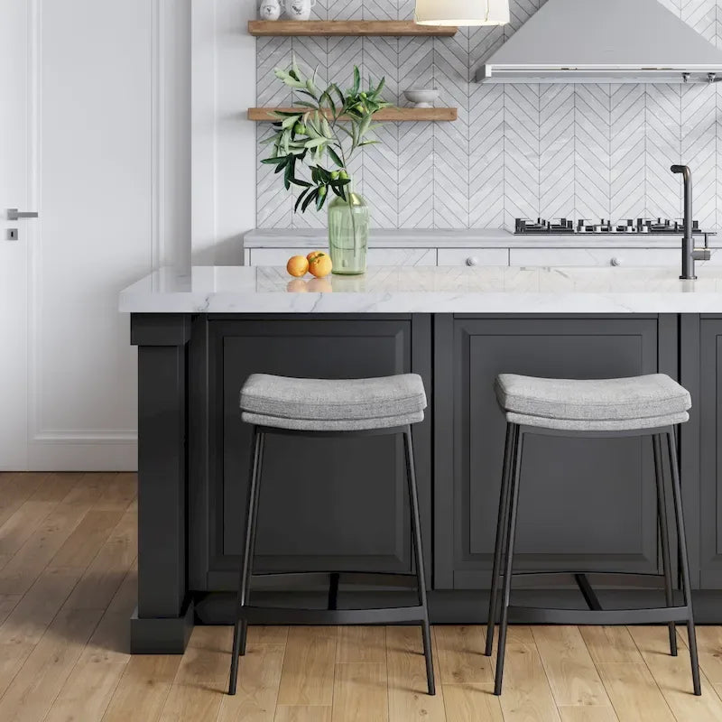 Tabouret de bar de cuisine moderne sans dossier Nathan James Arlo, avec assise en selle et piètement en métal