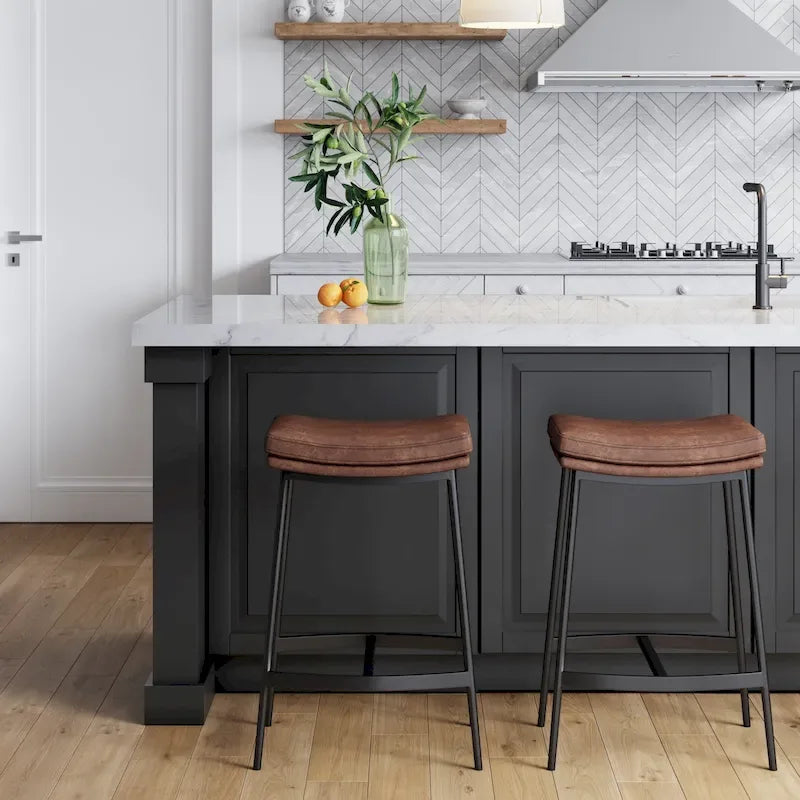 Tabouret de bar de cuisine moderne sans dossier Nathan James Arlo, avec assise en selle et piètement en métal