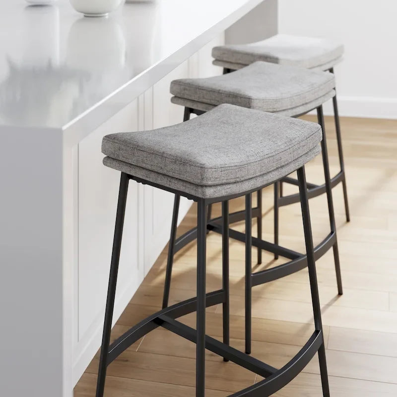 Tabouret de bar de cuisine moderne sans dossier Nathan James Arlo, avec assise en selle et piètement en métal