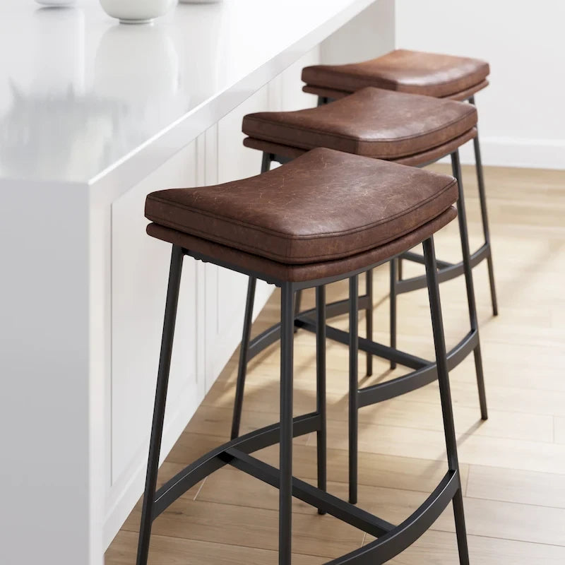 Tabouret de bar de cuisine moderne sans dossier Nathan James Arlo, avec assise en selle et piètement en métal