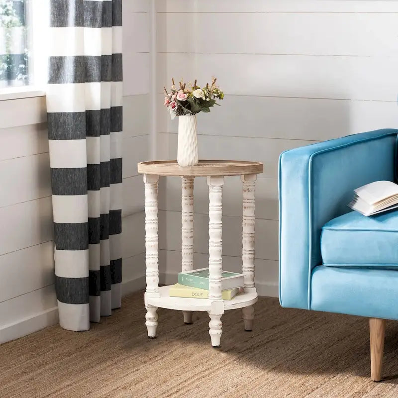 Table d'appoint ronde avec rangement, modèle Dullahan Road de Gray Barn, en bois blanc vieilli et naturel.