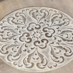 Table d'appoint ronde avec rangement, modèle Dullahan Road de Gray Barn, en bois blanc vieilli et naturel.