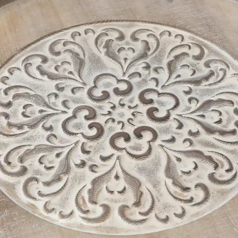 Table d'appoint ronde avec rangement, modèle Dullahan Road de Gray Barn, en bois blanc vieilli et naturel.