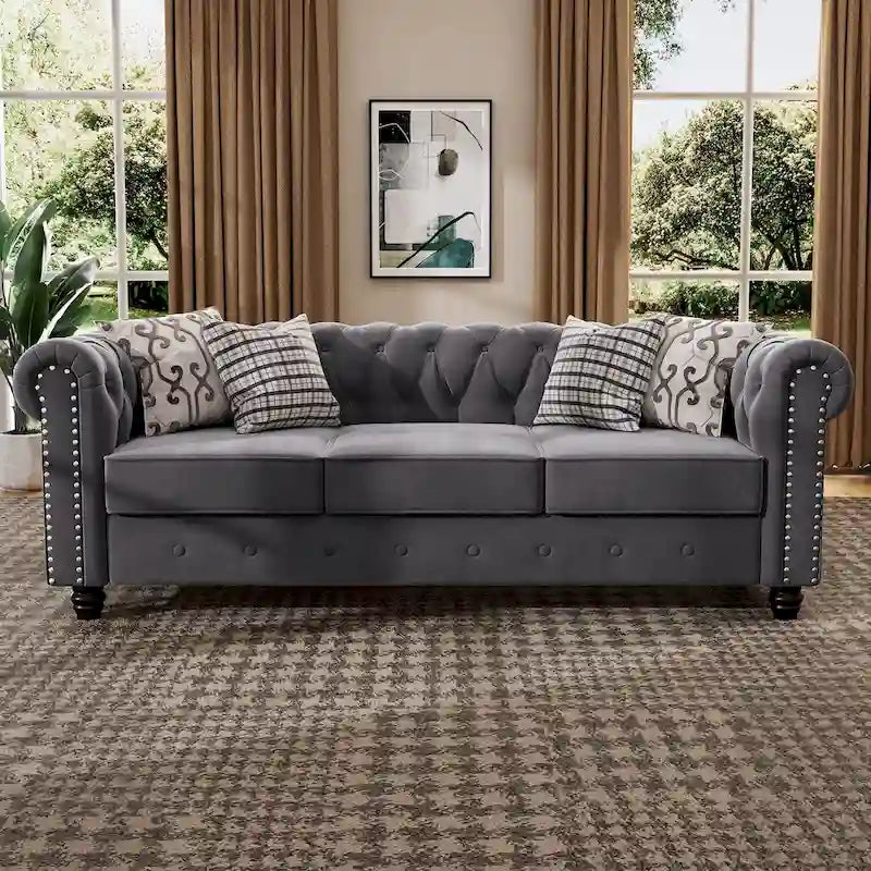 Canapé Chesterfield Morden Fort en velours, orné de clous décoratifs et doté de pieds massifs, pour salon