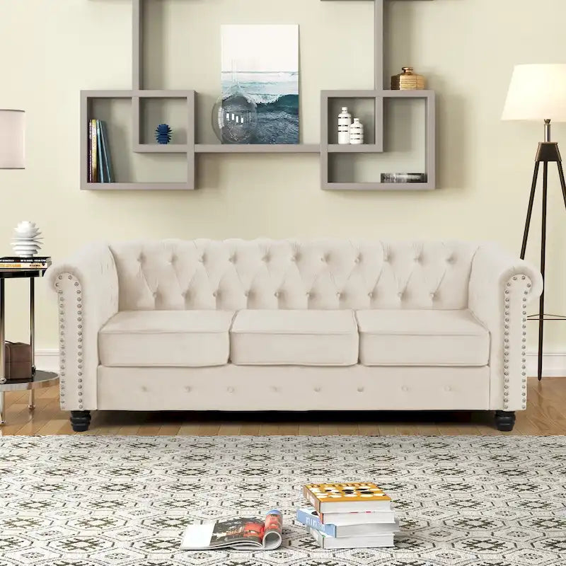 Canapé Chesterfield Morden Fort en velours, orné de clous décoratifs et doté de pieds massifs, pour salon