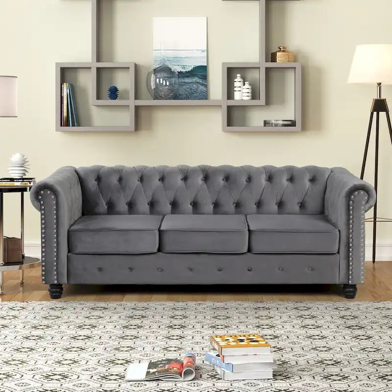 Canapé Chesterfield Morden Fort en velours, orné de clous décoratifs et doté de pieds massifs, pour salon