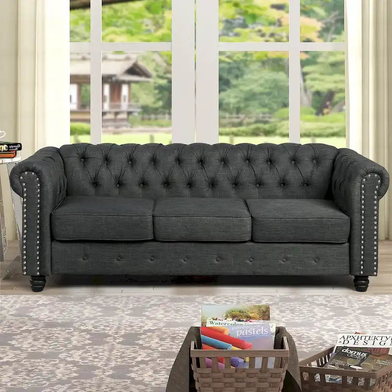 Canapé Chesterfield en lin Morden Fort avec capitonnage à boutons, clous décoratifs et pieds en bois massif pour salon