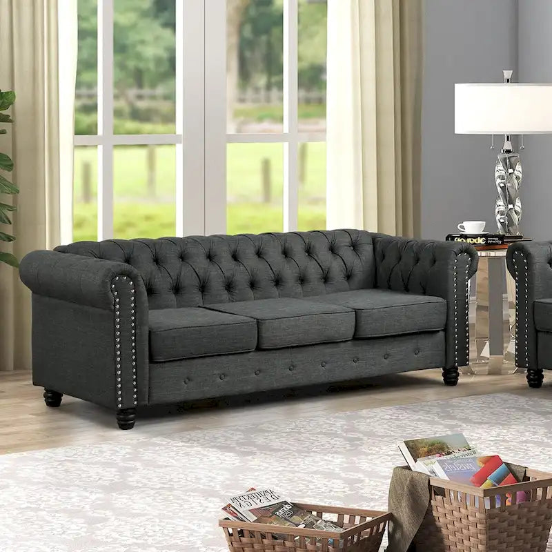 Canapé Chesterfield en lin Morden Fort avec capitonnage à boutons, clous décoratifs et pieds en bois massif pour salon