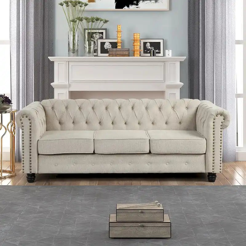 Canapé Chesterfield en lin Morden Fort avec capitonnage à boutons, clous décoratifs et pieds en bois massif pour salon