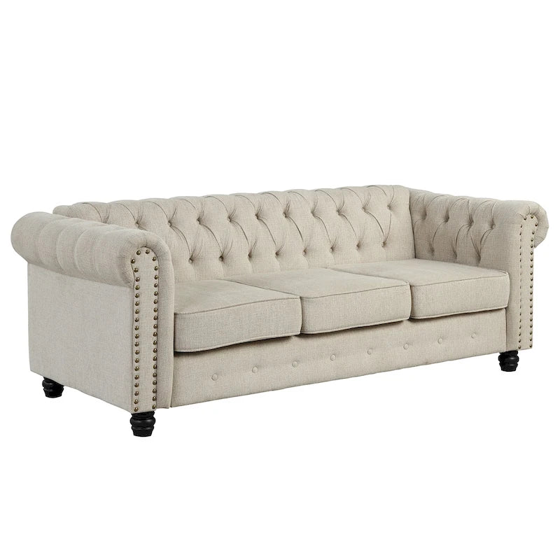 Canapé Chesterfield en lin Morden Fort avec capitonnage à boutons, clous décoratifs et pieds en bois massif pour salon