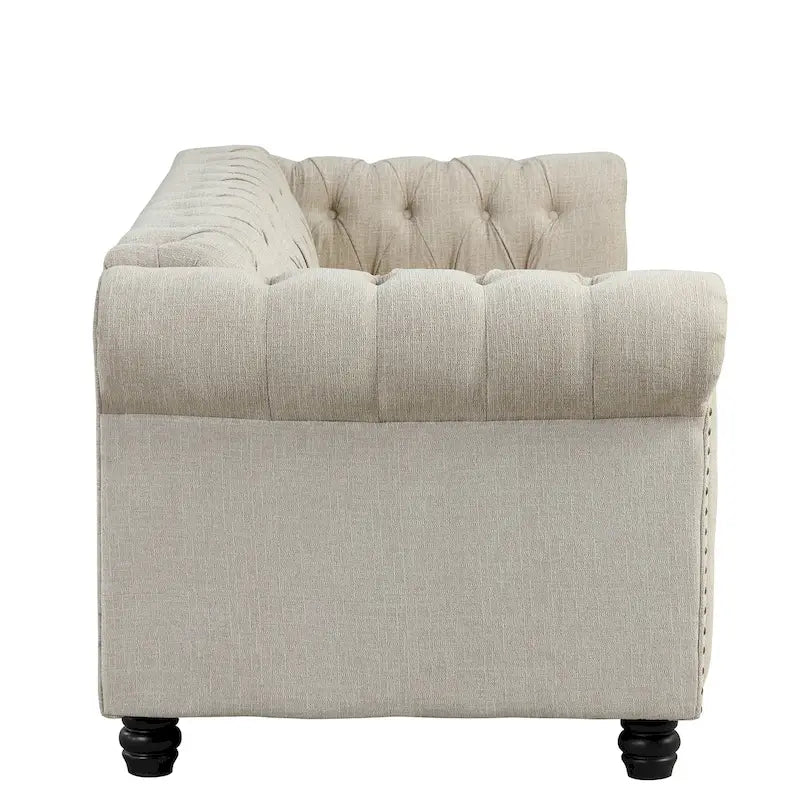Canapé Chesterfield en lin Morden Fort avec capitonnage à boutons, clous décoratifs et pieds en bois massif pour salon