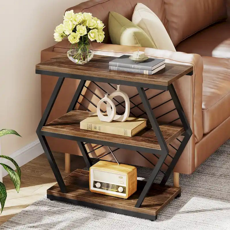 Table d'appoint à 3 niveaux avec rangement, style industriel, avec 3 étagères ouvertes.