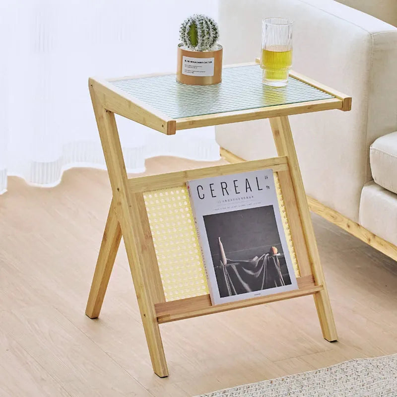 Table d'appoint en bambou avec plateau en verre et porte-revues