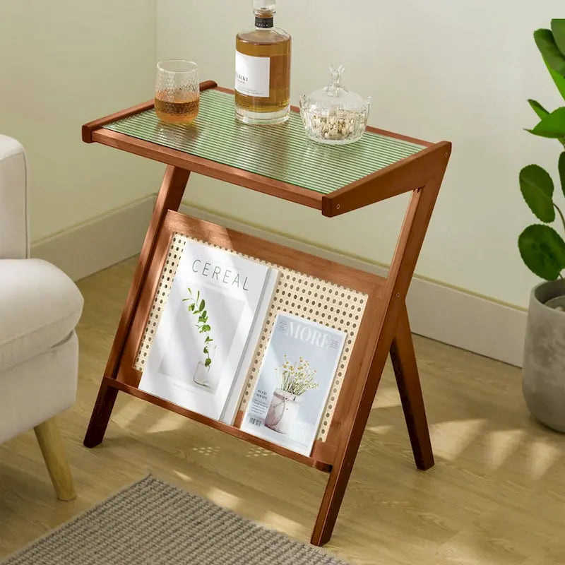 Table d'appoint en bambou avec plateau en verre et porte-revues