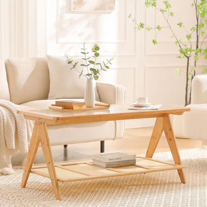 Table d'appoint en bambou avec plateau en verre et porte-revues