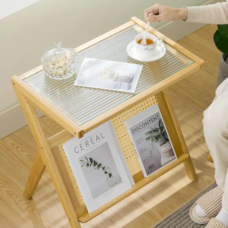 Table d'appoint en bambou avec plateau en verre et porte-revues