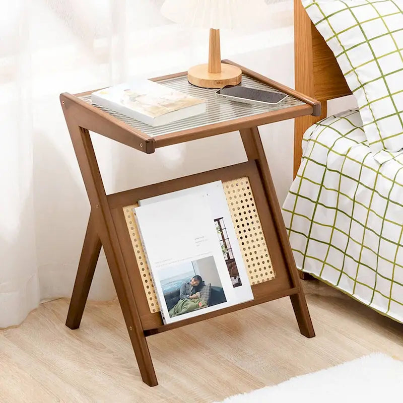 Table d'appoint en bambou avec plateau en verre et porte-revues