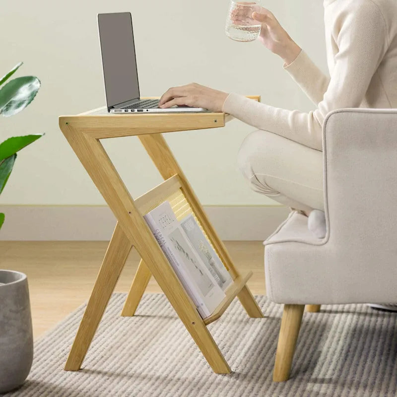 Table d'appoint en bambou avec plateau en verre et porte-revues