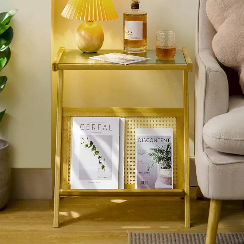 Table d'appoint en bambou avec plateau en verre et porte-revues