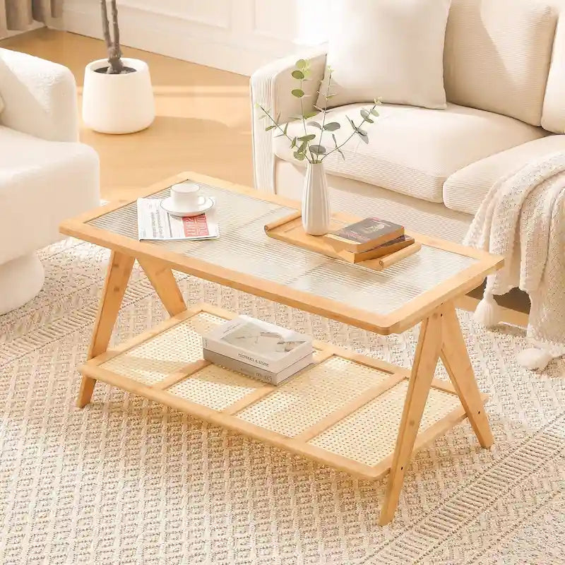 Table d'appoint en bambou avec plateau en verre et porte-revues