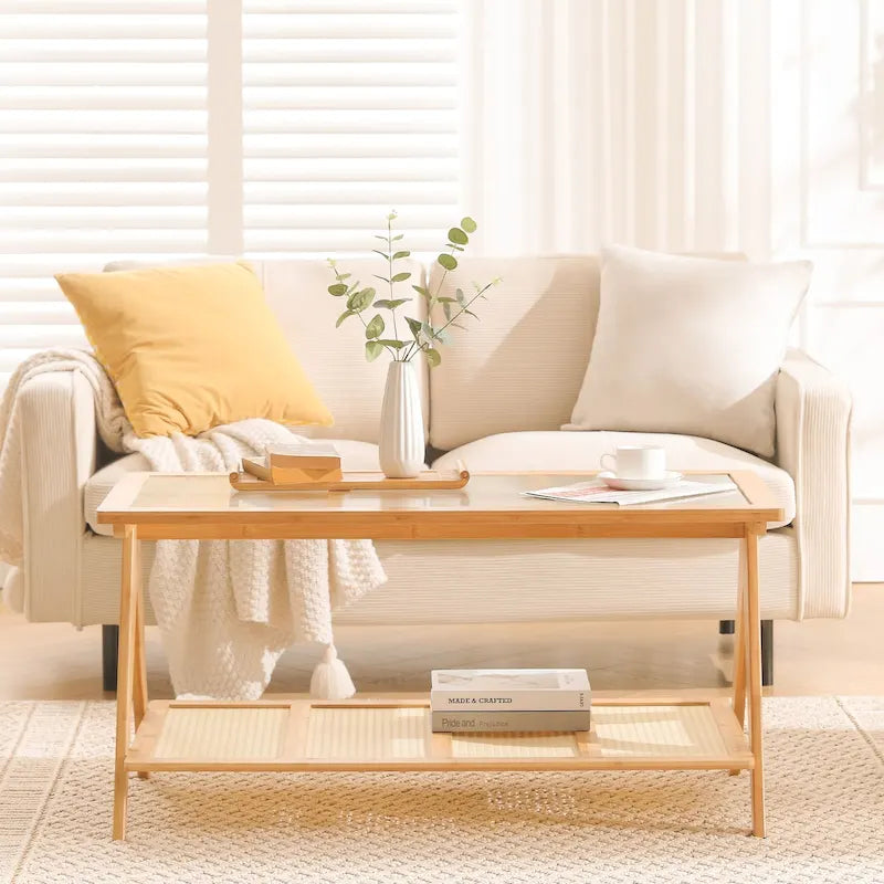 Table d'appoint en bambou avec plateau en verre et porte-revues