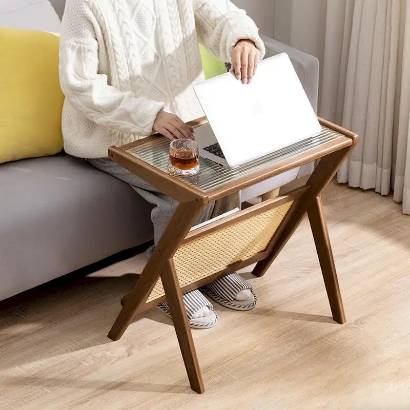 Table d'appoint en bambou avec plateau en verre et porte-revues