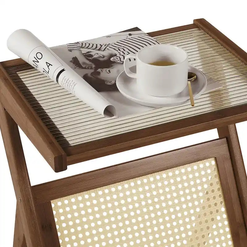 Table d'appoint en bambou avec plateau en verre et porte-revues