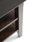 Table d'appoint étroite de style transitionnel en bois massif WYNDENHALL Normandy, 35,5 cm de large