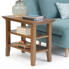 Table d'appoint étroite de style transitionnel en bois massif WYNDENHALL Normandy, 35,5 cm de large