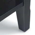 Table d'appoint étroite de style transitionnel en bois massif WYNDENHALL Normandy, 35,5 cm de large