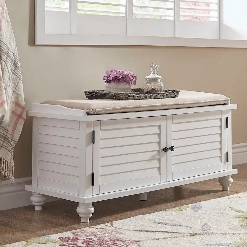 Banc de rangement à porte persienne avec coussin en velours Maybelle par iNSPIRE Q Classic
