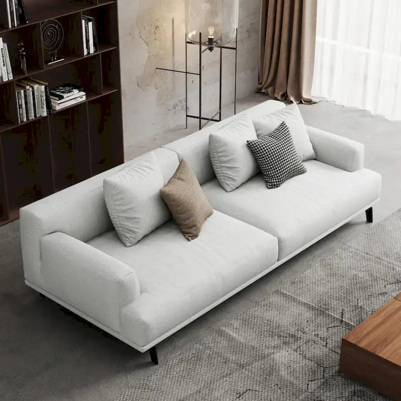 Canapé droit en tissu beige avec accoudoirs carrés