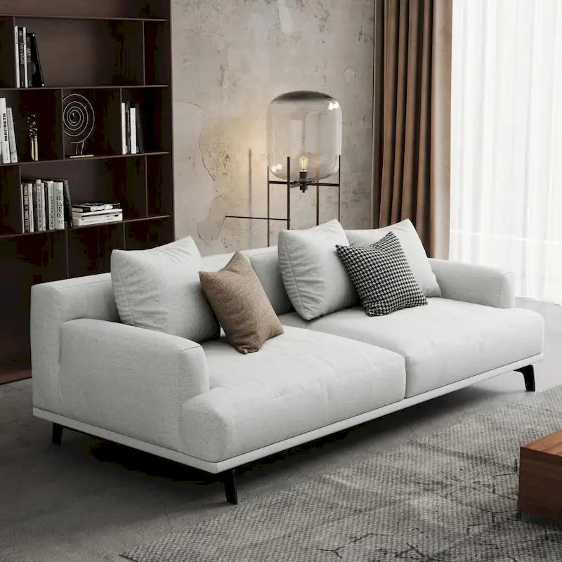 Canapé droit en tissu beige avec accoudoirs carrés