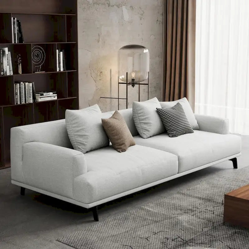Canapé droit en tissu beige avec accoudoirs carrés