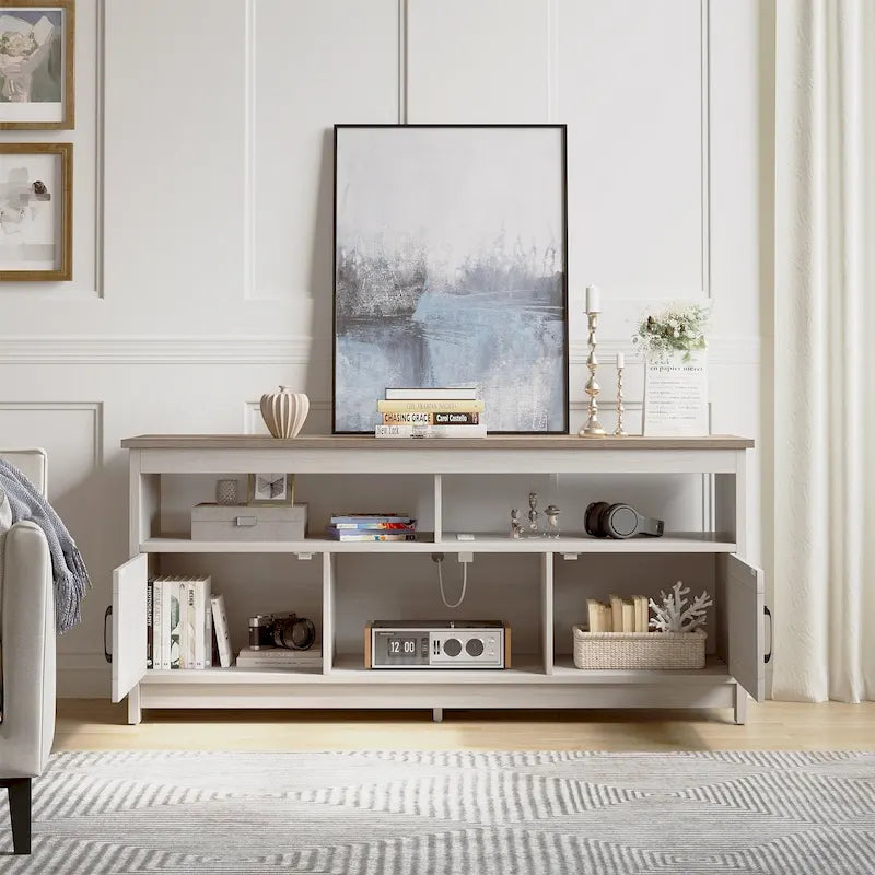 Meuble TV de style campagnard pour téléviseur jusqu'à 65 pouces avec portes et étagères ouvertes, console multimédia et prise électrique.