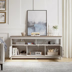 Meuble TV de style campagnard pour téléviseur jusqu'à 65 pouces avec portes et étagères ouvertes, console multimédia et prise électrique.