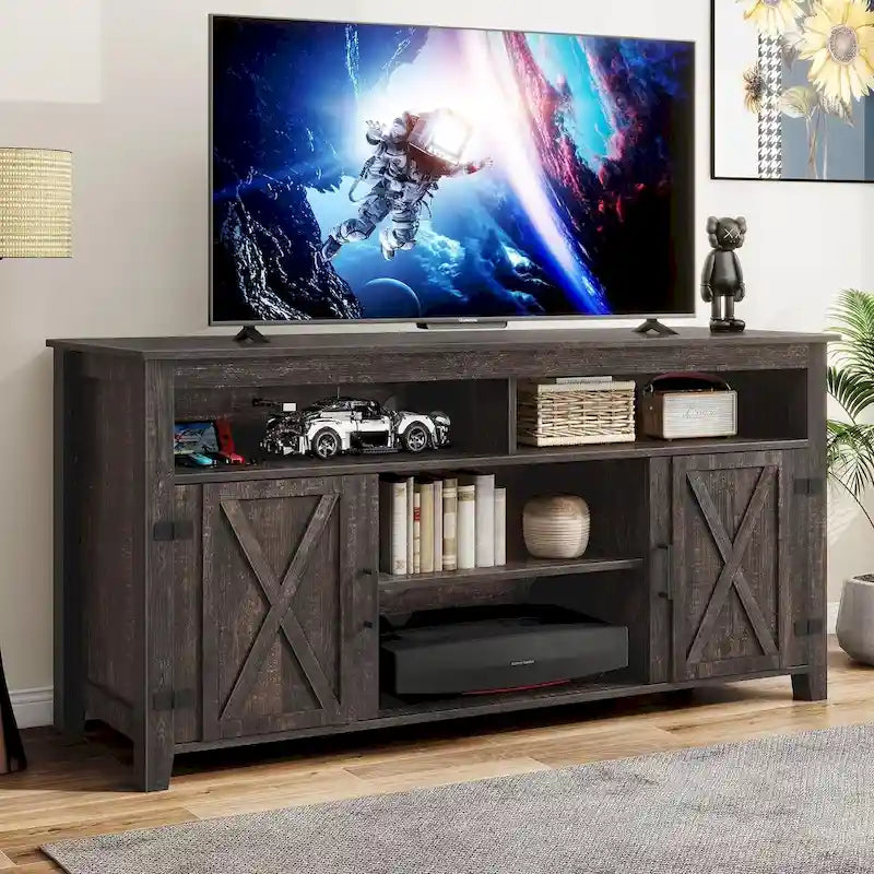 Meuble TV de style campagnard pour téléviseur jusqu'à 65 pouces avec portes et étagères ouvertes, console multimédia et prise électrique.