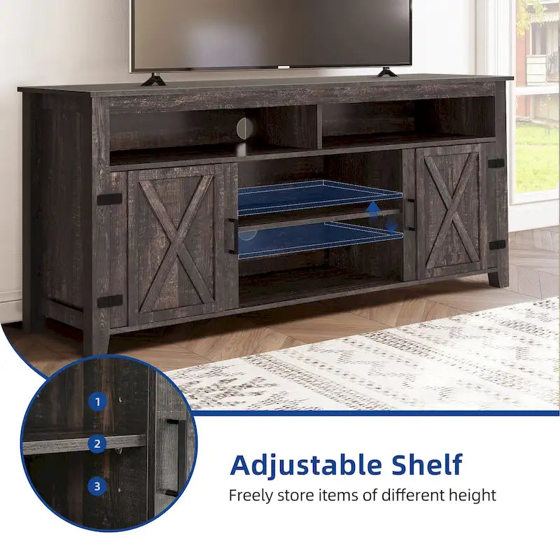 Meuble TV de style campagnard pour téléviseur jusqu'à 65 pouces avec portes et étagères ouvertes, console multimédia et prise électrique.