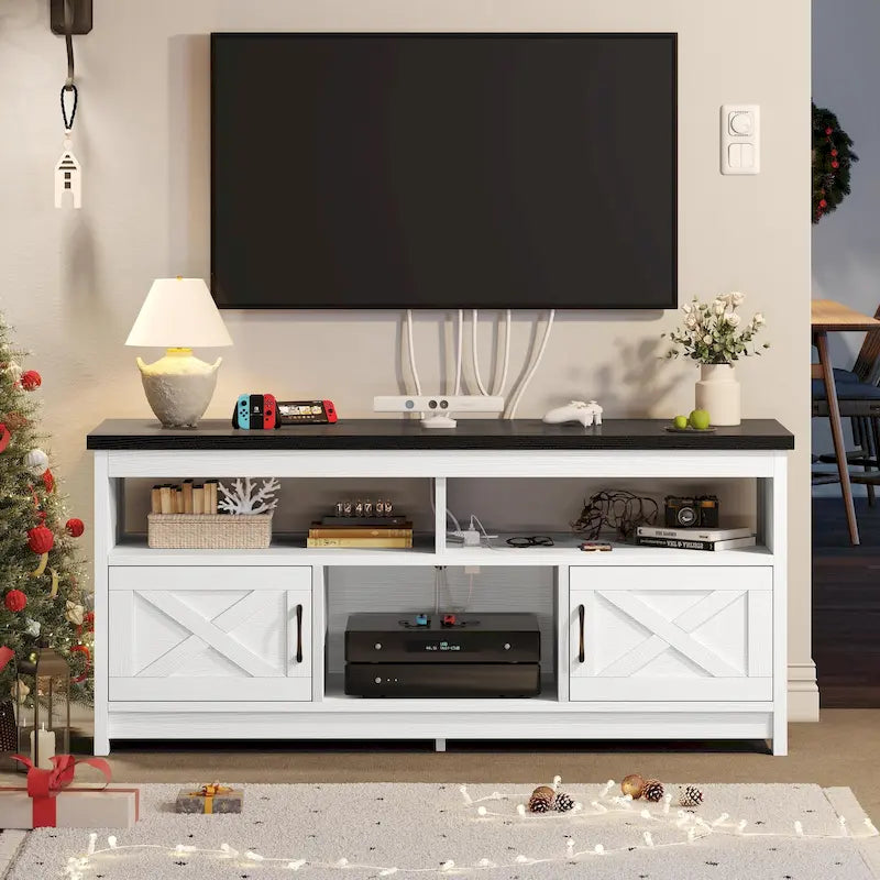 Meuble TV de style campagnard pour téléviseur jusqu'à 65 pouces avec portes et étagères ouvertes, console multimédia et prise électrique.