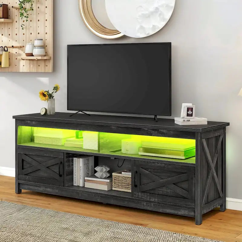 Meuble TV de style campagnard pour téléviseur jusqu'à 65 pouces avec portes et étagères ouvertes, console multimédia et prise électrique.