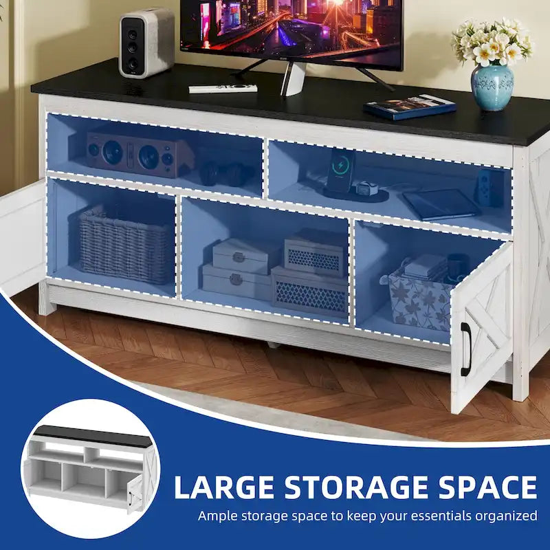 Meuble TV de style campagnard pour téléviseur jusqu'à 65 pouces avec portes et étagères ouvertes, console multimédia et prise électrique.