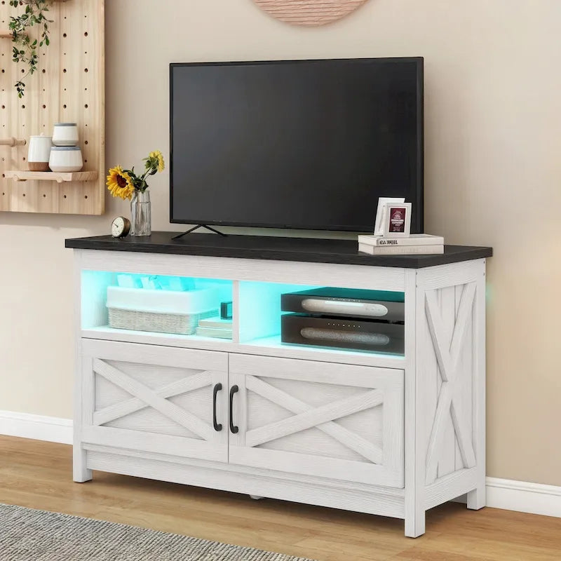 Meuble TV de style campagnard pour téléviseur jusqu'à 65 pouces avec portes et étagères ouvertes, console multimédia et prise électrique.