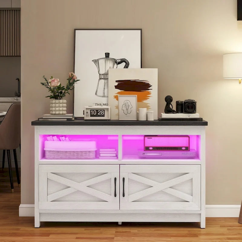 Meuble TV de style campagnard pour téléviseur jusqu'à 65 pouces avec portes et étagères ouvertes, console multimédia et prise électrique.